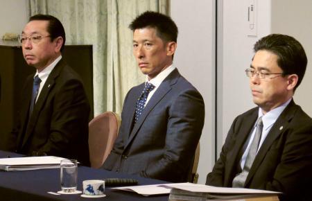 　スカウト会議に出席した阪神・矢野監督（中央）ら＝２４日午後、東京都内