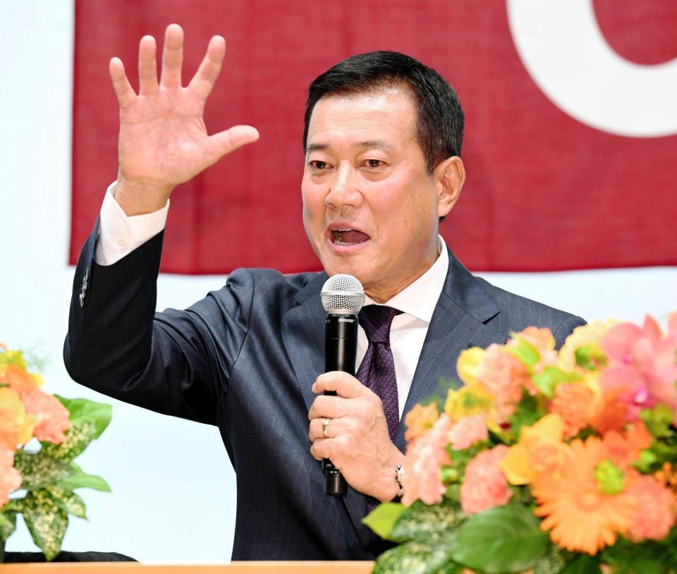 　２３日の就任会見で意気込みを語る原監督