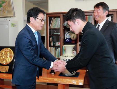 　指名あいさつに訪れた栗山監督（左）と握手を交わす吉田