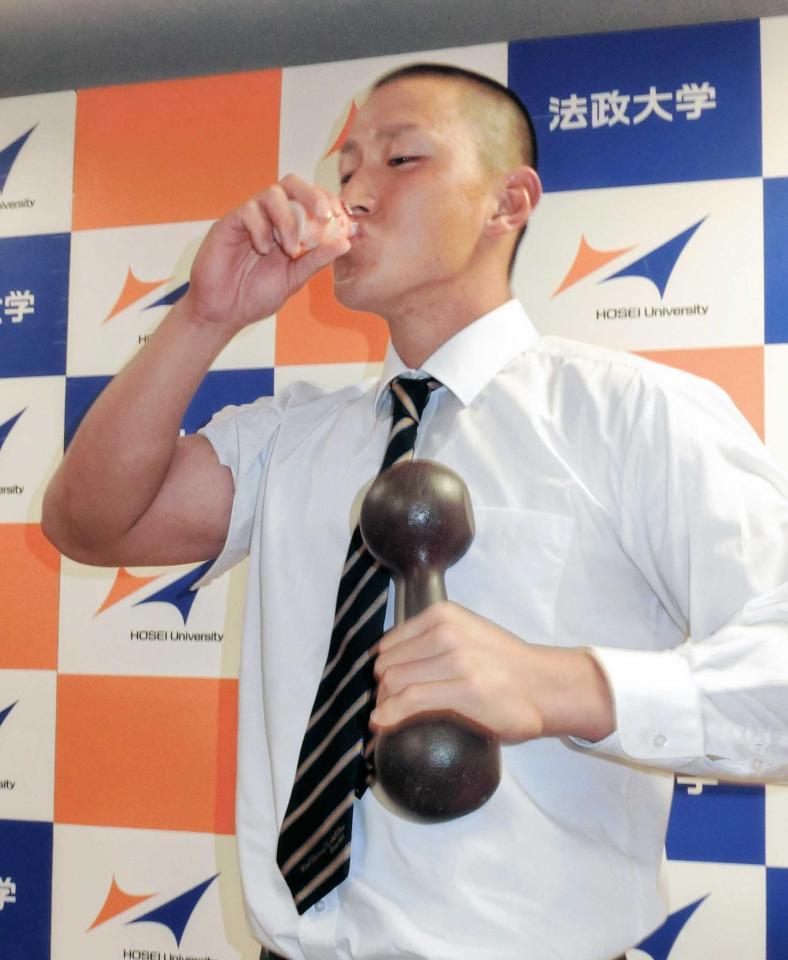 　ヤクルトからドラフト２位指名された中山は、ダンベルを左手にヤクルトを一気飲みする