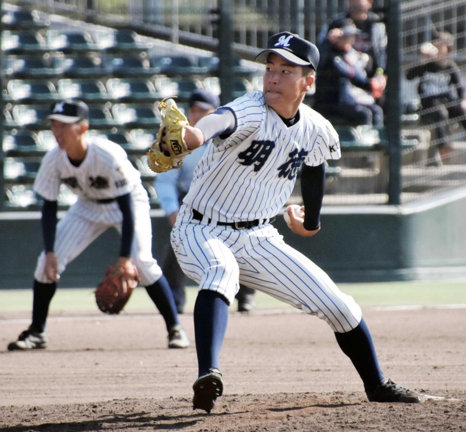 　２安打完封の快投を見せた明徳義塾・服部