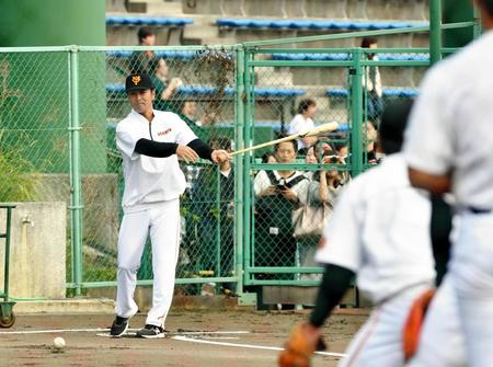 野手ノックを行う巨人・元木大介コーチ