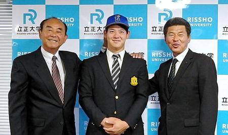 ＤｅＮＡ・吉田スカウト部長（左）と武居スカウト（右）から指名あいさつを受けたドラフト２位指名の立正大・伊藤