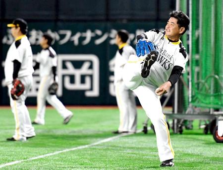 　キャッチボールをして汗を流すソフトバンク・工藤監督