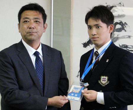 柏田スカウト（左）と巨人にドラ１指名を受けた八戸学院大・高橋