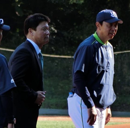 　ヤクルトの２軍チーフコーチに就任する橋上氏（左）は秋季練習を訪れ、小川監督（右）らにあいさつ