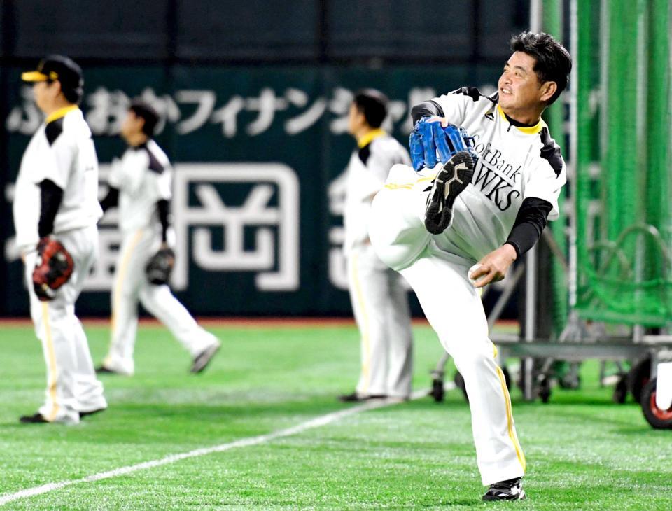 　キャッチボールをして汗を流すソフトバンク・工藤監督