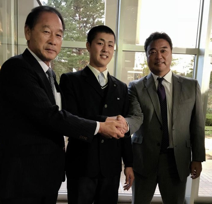 　ロッテからドラフト４位指名を受けた山口（中央）、右は永野チーフスカウト、左は井辺担当スカウト