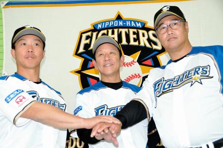 就任会見に出席した木田投手コーチ（右）、栗山監督（中）、鶴岡バッテリーコーチ兼捕手（左）