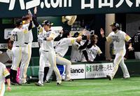 ３回、先制２ランを放ちナインとタッチを交わす上林（手前左）＝撮影・棚橋慶太