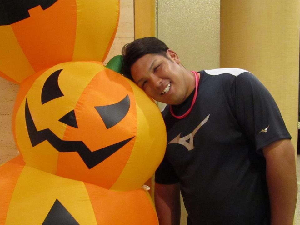 秋季鴨川キャンプのチーム宿舎でリラックスした表情をみせるロッテ・井上