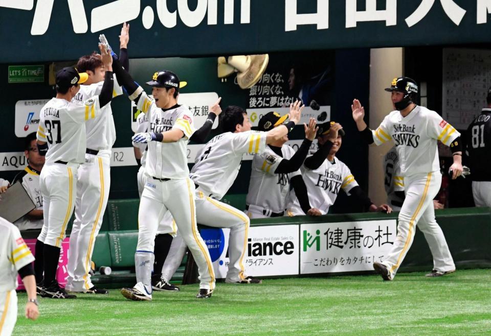 ３回、先制２ランを放ちナインとタッチを交わす上林（手前左）＝撮影・棚橋慶太