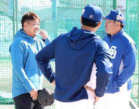 　与田監督（手前）、伊東ヘッドコーチ（右）と談笑する松坂