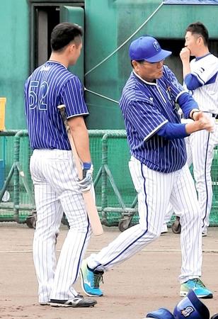 　２年目の細川に指導する田代チーフ打撃コーチ（右）