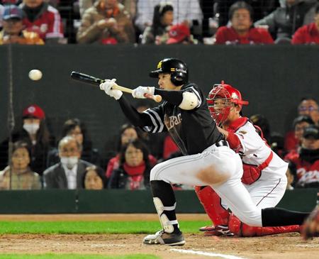 　４回、先制のスクイズを決めるソフトバンク・西田哲朗