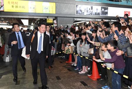 大勢のファンが詰めかける中、新幹線で福岡へ戻った工藤監督　