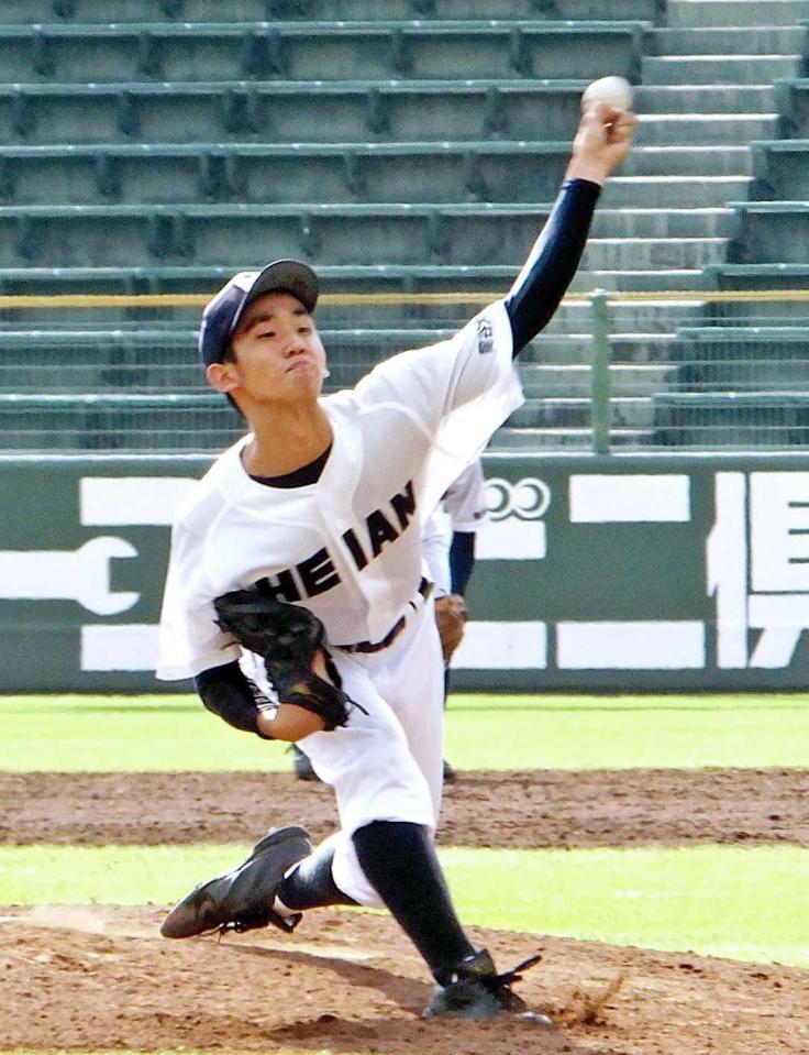 　力投する先発の龍谷大平安・野沢