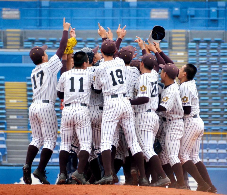 　秋季高校野球東京大会に優勝し、マウンドに集まる国士舘ナイン