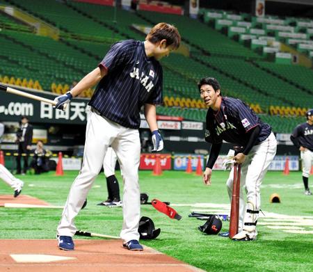 　柳田（左）と話をする山田