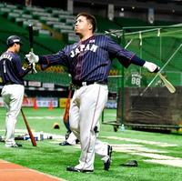 　ティー打撃で汗を流す山川