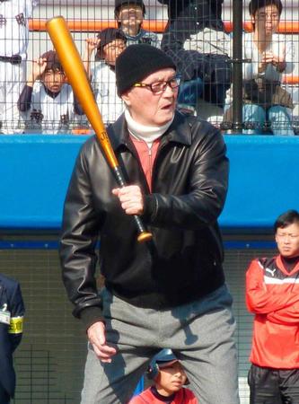 　２０１７年１１月、野球教室の始球式で、打席に立つ長嶋茂雄終身名誉監督