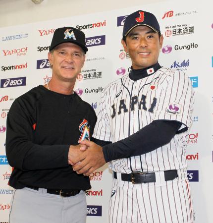 　日米野球の記者会見を終え、ＭＬＢのマッティングリー監督（左）と握手する稲葉監督＝８日、東京ドーム