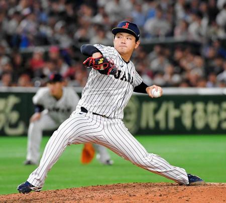 ５回途中から登板した日本代表・成田＝東京ドーム（撮影・堀内翔）