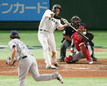 　日本-ＭＬＢ　９回日本２死一塁、柳田が中越えに逆転サヨナラ２ランを放つ。投手イェイツ、捕手モリーナ＝東京ドーム