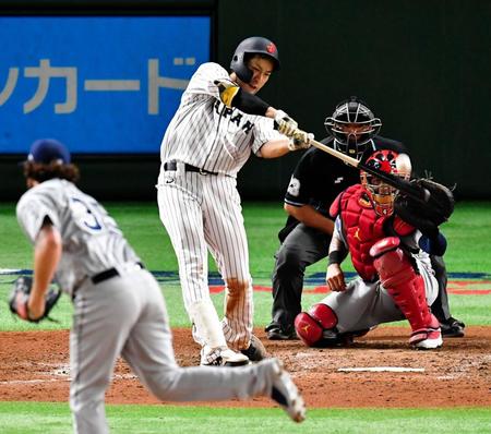 ９回日本代表２死一塁、中越えに逆転サヨナラ２ランを放つソフトバンク・柳田悠岐＝東京ドーム（撮影・出月俊成）