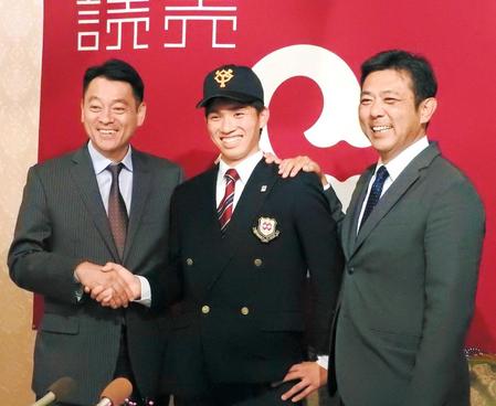 　仮契約を済ませ笑顔を浮かべる八戸学院大・高橋（中央）。左は長谷川スカウト部長、右は柏田スカウト