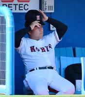 ベンチで険しい表情の広陵・中井監督＝神宮球場（撮影・中田匡峻）