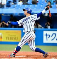 　７回、先制の左越え２ランを放つ立正大・伊藤（撮影・中田匡峻）