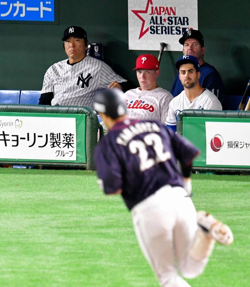 　３回、２ランを放ちホームへ向かう柳田（手前）を見つめる松井ベースコーチ（左）