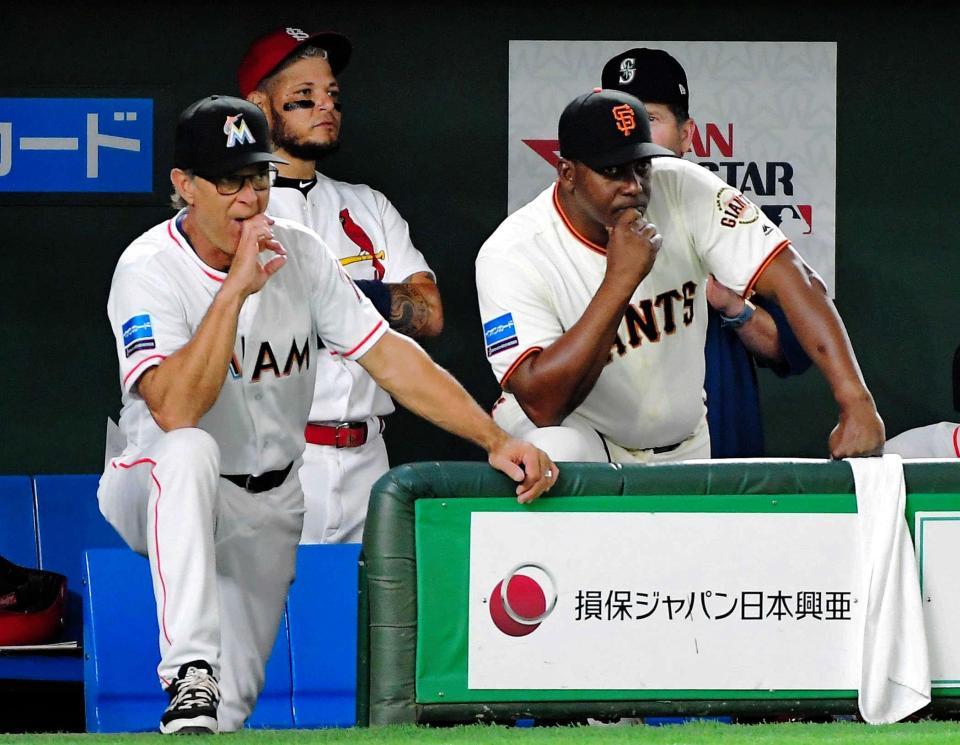 　４回、攻撃を見つめるマッティングリー監督（左）とミューレンコーチ（撮影・堀内翔）