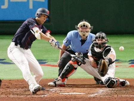 　日本-ＭＬＢ　５回日本２死満塁、秋山が左前に２点打を放つ。捕手リアルミュート＝東京ドーム