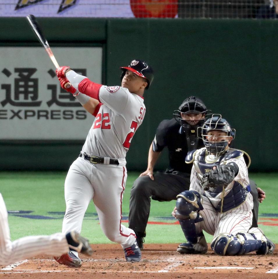 　４回、ソトが天井直撃の右飛に倒れる