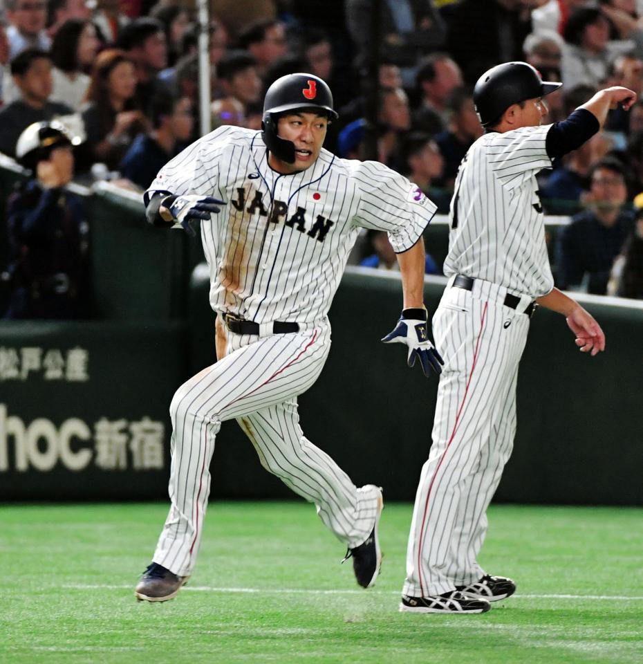 　４回、外崎修汰の適時二塁打で本塁へ全力疾走する柳田悠岐