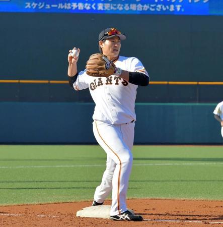 シートノックで三塁を守る前巨人・中井大介＝タマホームスタジアム筑後（撮影・吉澤敬太）