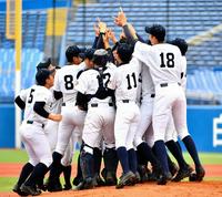 　星稜を破って喜ぶ札幌大谷ナイン（撮影・中田匡峻）