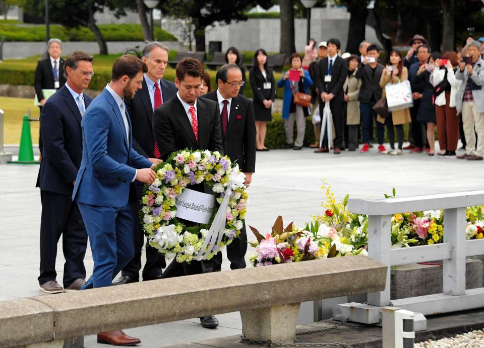 　平和記念公園を訪れ、原爆死没者慰霊碑に献花を行うドジャースの前田