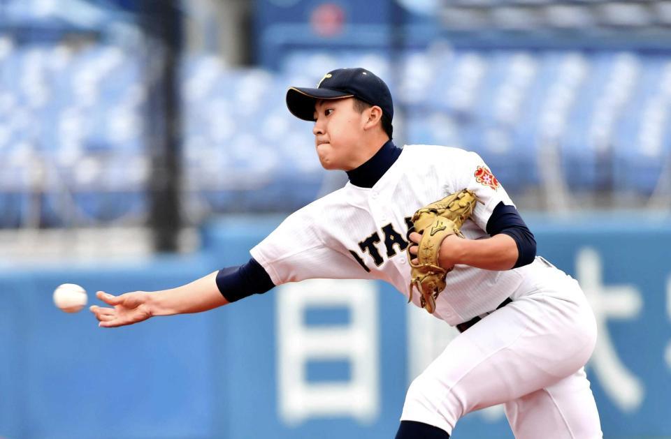 　先発で力投する札幌大谷・太田