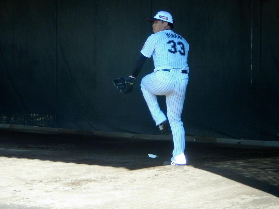 順調な回復を見せて投球練習をするロッテ・南（１４日・ロッテ浦和球場ブルペン）