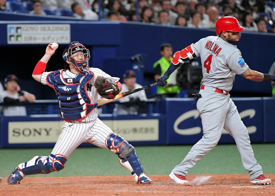 ６回、打者モリーナの時に二塁に送球する甲斐＝ナゴヤドーム（撮影・堀内翔）