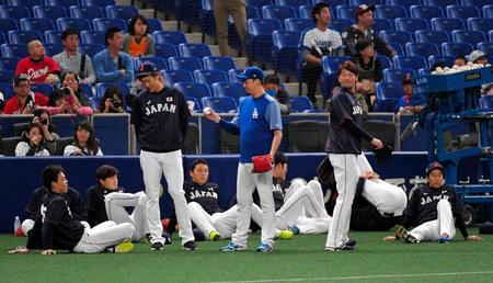 　試合前の練習中に談笑する（左から）柳田、ドジャース・前田、大瀬良（撮影・堀内翔）