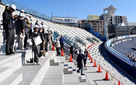 　報道陣に公開された横浜スタジアムの改修工事＝１５日