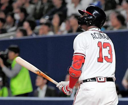 　８回、アクーニャがソロを放つ（撮影・堀内翔）