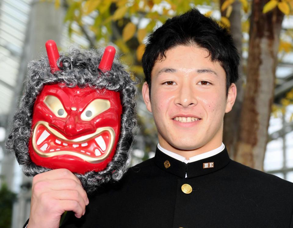 　なまはげのお面を手に笑顔の金足農・吉田輝星（撮影・棚橋慶太）