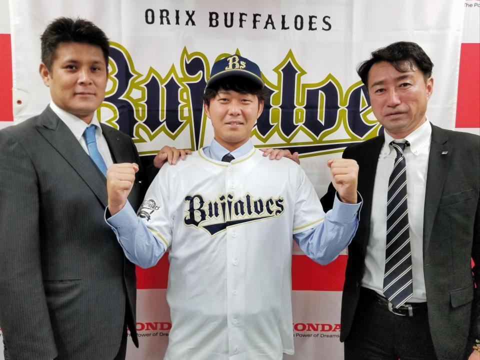 仮契約を終えたドラフト３位の荒西（中央）、左は山口スカウト、右は中川スカウトグループ長