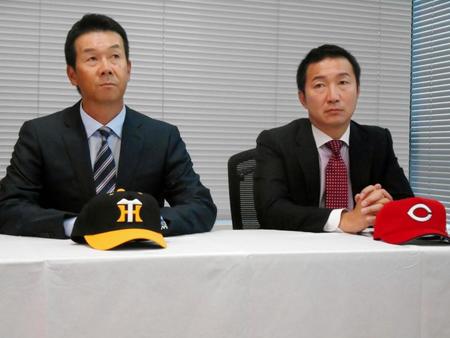 会見に出席した阪神タイガースジュニアの八木監督（左）、右は広島カープジュニアの横山監督
