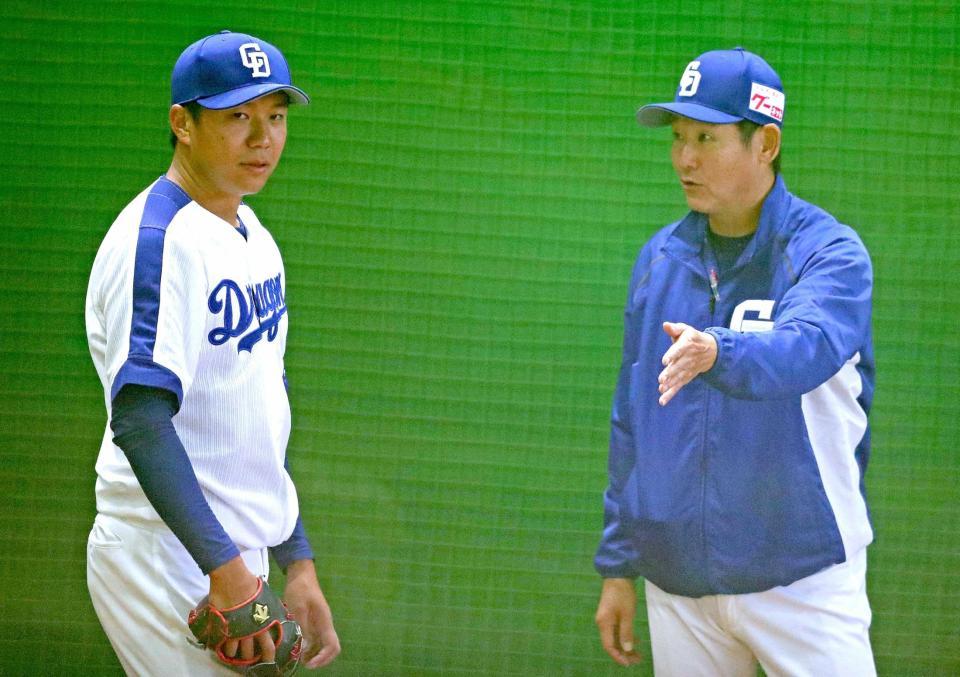 　投球練習中に阿波野投手コーチ（右）と話す大野雄
